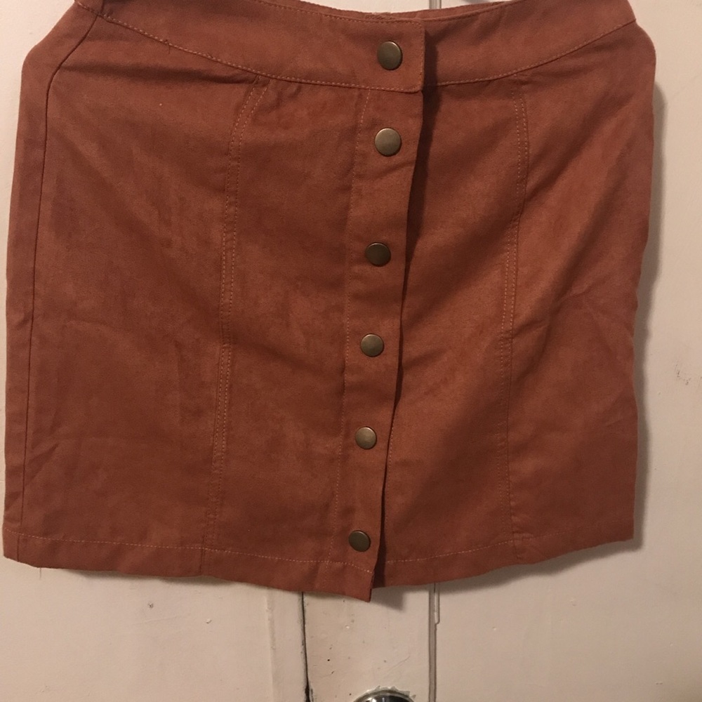 Suede camel mini skirt. Button up